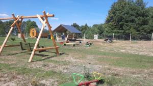 Plac zabaw dla dzieci w obiekcie Domek do wynajęcia - Siedlisko przy lesie