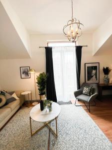 a living room with a couch and a table at Luxury Belfast Stay in Belfast