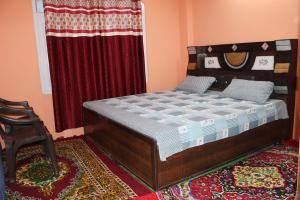 - une chambre avec un lit, une chaise et une fenêtre dans l'établissement THE BLISS HOME STAY, à Kalpa