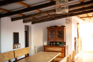 uma sala de jantar com uma mesa e um armário de madeira em Salaš 318 - B&B Farm Experience em Drenovac