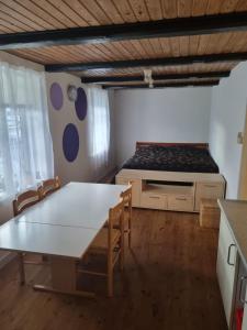 comedor con mesa y cama en A cozy house to stay en Vandel