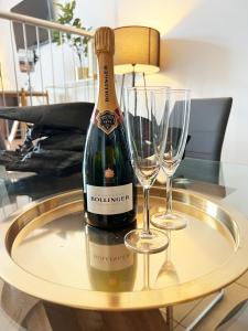 a bottle of wine and two glasses on a table at Luxury Belfast Stay in Belfast