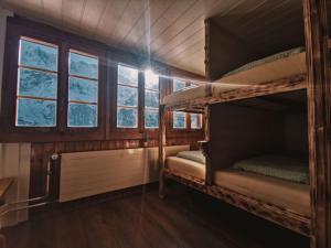 Postel nebo postele na pokoji v ubytování Mountain Hostel Gimmelwald