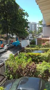 Taman di luar Casa aconchegante 100m da praia do Forte Cabo Frio
