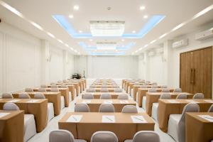 une salle de conférences vide avec des tables et des chaises dans l'établissement Hotel Agnes, à Buriram