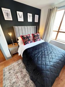 a bedroom with a large bed and a window at Luxury Belfast Stay in Belfast