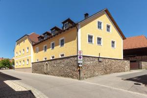 un gran edificio amarillo en el lateral de una calle en Hotel Garni zum Schwan en Waldmünchen