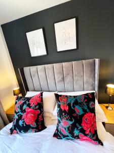 een slaapkamer met een bed met 2 kussens bij Luxury Belfast Stay in Belfast