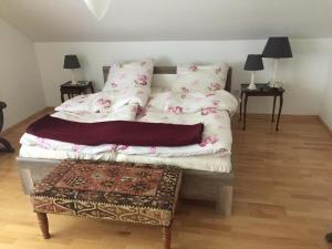 um quarto com duas camas com almofadas e uma mesa em Stillvoll Wohnen mit Fahrradweg zum Festspielhaus em Heinersreuth