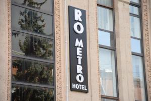久姆里的住宿－RO METRO，建筑一侧的酒店标志