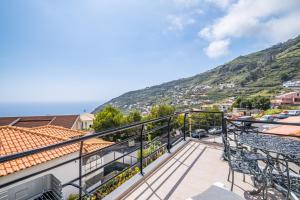 a balcony with a view of a mountain at Casa Flor do Campo in Calheta