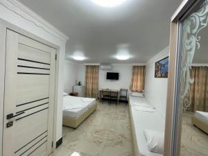 Un dormitorio con una cama y una mesa. en Shaarei Zion, en Uman