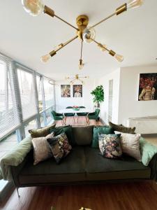 a living room with a green couch and a table at Luxury Belfast Stay in Belfast