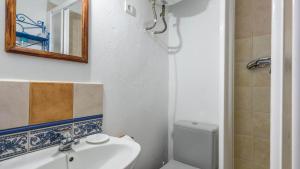 A bathroom at Villa Carlitos Comares by Ruralidays