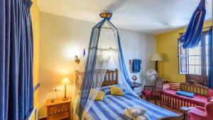 A bed or beds in a room at Villa Carlitos Comares by Ruralidays