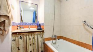A bathroom at Villa Carlitos Comares by Ruralidays