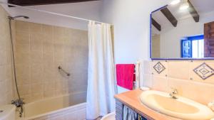 A bathroom at Villa Carlitos Comares by Ruralidays