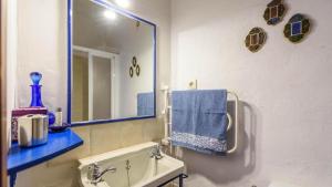 A bathroom at Villa Carlitos Comares by Ruralidays