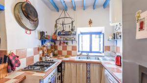 A kitchen or kitchenette at Villa Carlitos Comares by Ruralidays