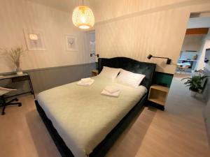 1 dormitorio con 1 cama con 2 toallas en JAY's Park Place en Cluj-Napoca