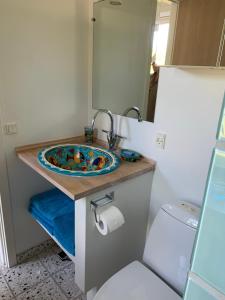 a bathroom with a sink and a toilet at Hytten in Ålbæk