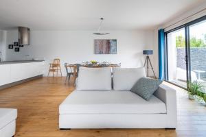 Fotografia z galérie ubytovania Belle maison familiale contemporaine avec piscine v destinácii Nantes