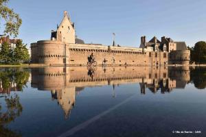 Fotografia z galérie ubytovania Belle maison familiale contemporaine avec piscine v destinácii Nantes