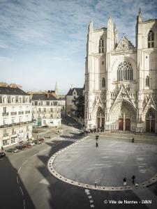 Fotografia z galérie ubytovania Belle maison familiale contemporaine avec piscine v destinácii Nantes