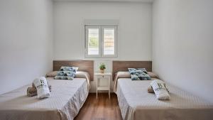 pokój z dwoma łóżkami i oknem w obiekcie Villa Vista Hermosa Olvera by Ruralidays w mieście Olvera +22 zdjęcia