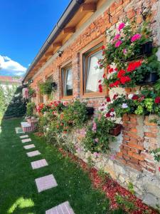 una casa de ladrillo con flores a un lado. en Flower House in the City Center! en Pristina