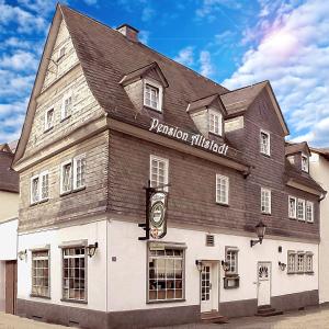 een houten gebouw met een bordje pizza hut erop bij Altstadt Pension Herborn in Herborn