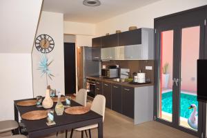 Kuchyňa alebo kuchynka v ubytovaní PALM BEACH HOME
