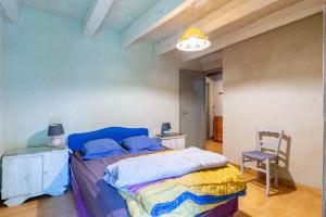 1 dormitorio con 1 cama y 1 silla en Moments d exception dans cette maison entouree de verdure, en Rochefort-en-Terre