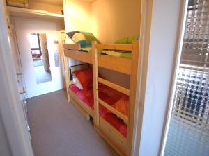 a room with two bunk beds in a room at Studio Enchastrayes, 3 pièces, 6 personnes - FR-1-165A-108 in Enchastrayes