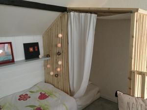 Postel nebo postele na pokoji v ubytování Gîte chaleureux au lac de Payolle