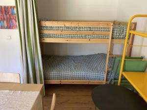 a room with two bunk beds and a table at Appartement Formiguères, 2 pièces, 4 personnes - FR-1-295-140 in Formiguères