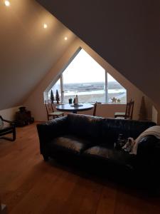 ein Wohnzimmer mit einem Sofa und Meerblick in der Unterkunft Efri-Gegnishólar in Selfoss