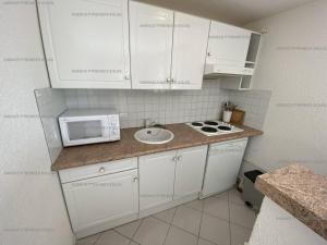 Nhà bếp/bếp nhỏ tại Appartement Les Angles, 3 pièces, 6 personnes - FR-1-295-157
