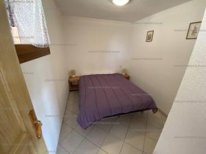 a small room with a purple bed in it at Appartement Les Angles, 3 pièces, 6 personnes - FR-1-295-157 in Les Angles