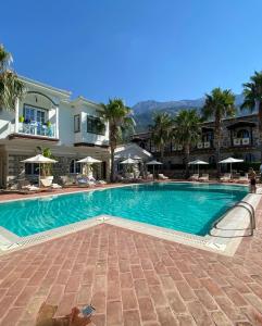 a large swimming pool in front of a building at Hotel Sarajet e Pashait 1 in Dhërmi
