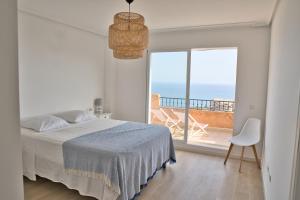 Posteľ alebo postele v izbe v ubytovaní Maison à Mascarat Hills avec vue sur la baie d'Altea + 36 fotografií