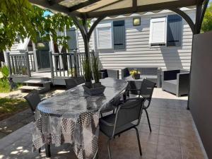 Αίθριο ή υπαίθριος χώρος στο Mobil'home à Dolus-d'Oléron (17) avec terrasse, cuisine d'été et proche plages - 4 couchages - FR-1-246A-120