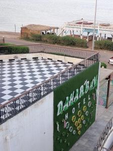 una señal en la parte superior de un tablero de ajedrez sobre una mesa en Dahab Bay hotel en Dahab