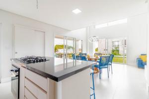 Kuchyň nebo kuchyňský kout v ubytování SA06 Excelente Casa 5 Suítes - Reserva de Sauípe