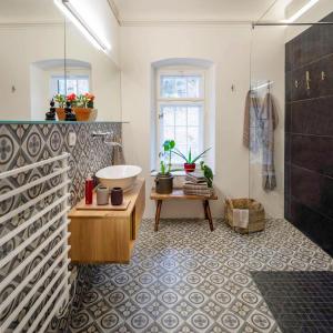 a bathroom with a tub and a sink at Design&Natur - hochwertige Ferienwohnung "Sundowner" in alter Villa in Grünau im Almtal