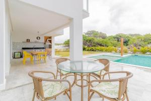 Bazén v ubytování SA06 Excelente Casa 5 Suítes - Reserva de Sauípe nebo v jeho okolí