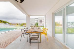 Bazén v ubytování SA06 Excelente Casa 5 Suítes - Reserva de Sauípe nebo v jeho okolí