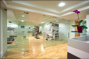 Zimmer mit einem Fitnessraum mit Glaswand in der Unterkunft Elite Apartments Waterlane SPA in Danzig