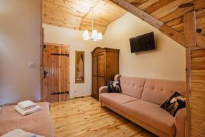 Televízia a/alebo spoločenská miestnosť v ubytovaní Skansen Bicz Resort