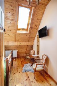 Televízia a/alebo spoločenská miestnosť v ubytovaní Skansen Bicz Resort